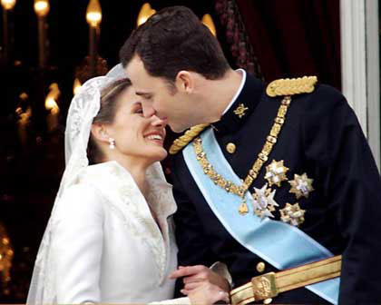 prince felipe and letizia. Prince Felipe kisses the bride
